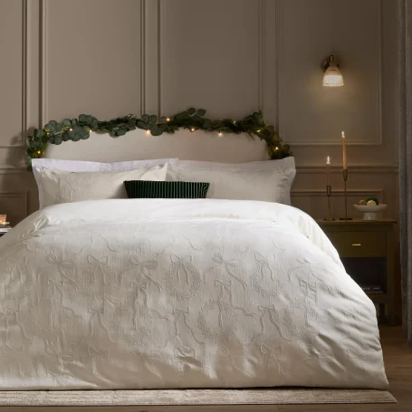 Paoletti Winter Wreath Jacquard Duvet Cover Set White Winter Wreath Jacquard Duvet Cover Set White